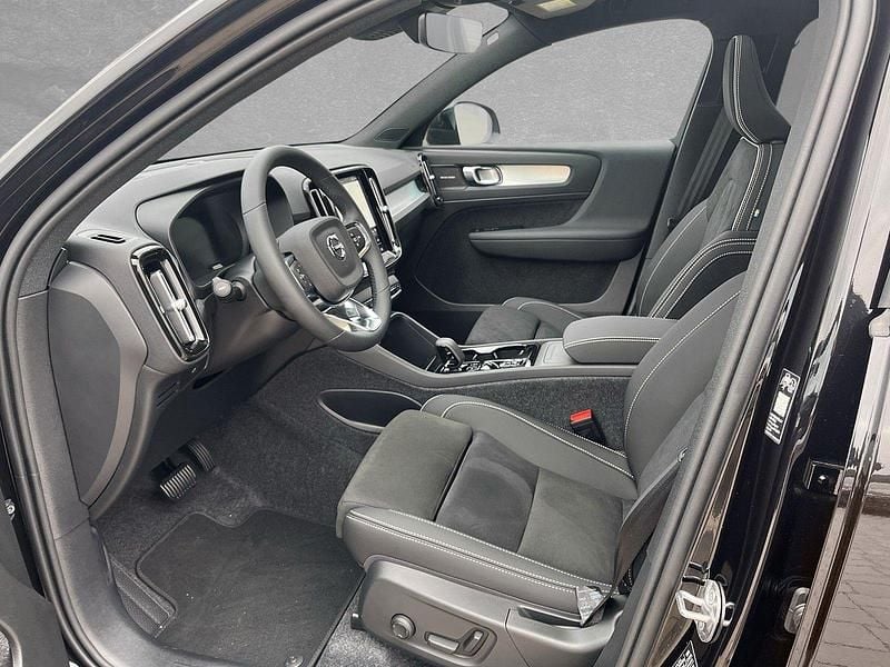 Neu Volvo XC40 Plus 163 PS (119 kW) 2025 Onyx schwarz SUV