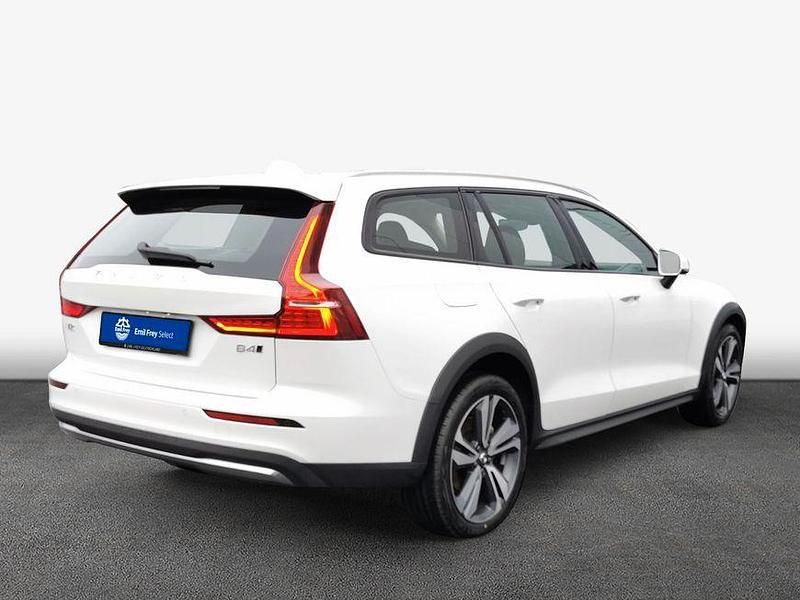 Gebraucht Volvo V60 CC Plus 197 PS (144 kW) 2023 Crystal weißperleffekt Kombi