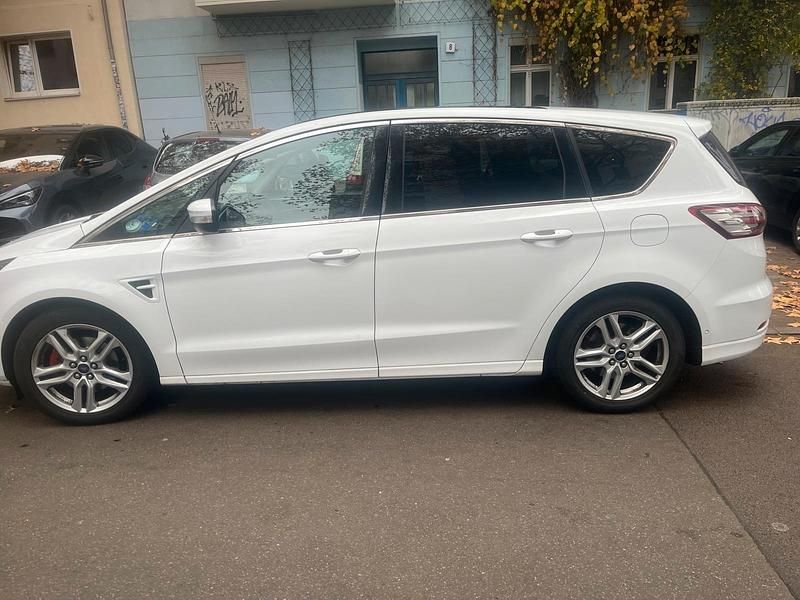 Weiß Gebraucht 2017 Ford S-MAX S Van / Kleinbus | 14.500 € (Etwas zu teuer) - Bild 1/4