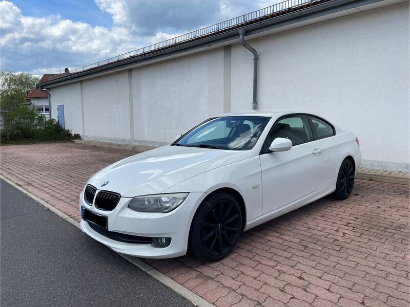 Weiß Gebraucht 2010 BMW 320 Coupé | 5.900 € (Guter Preis) - Bild 1/4