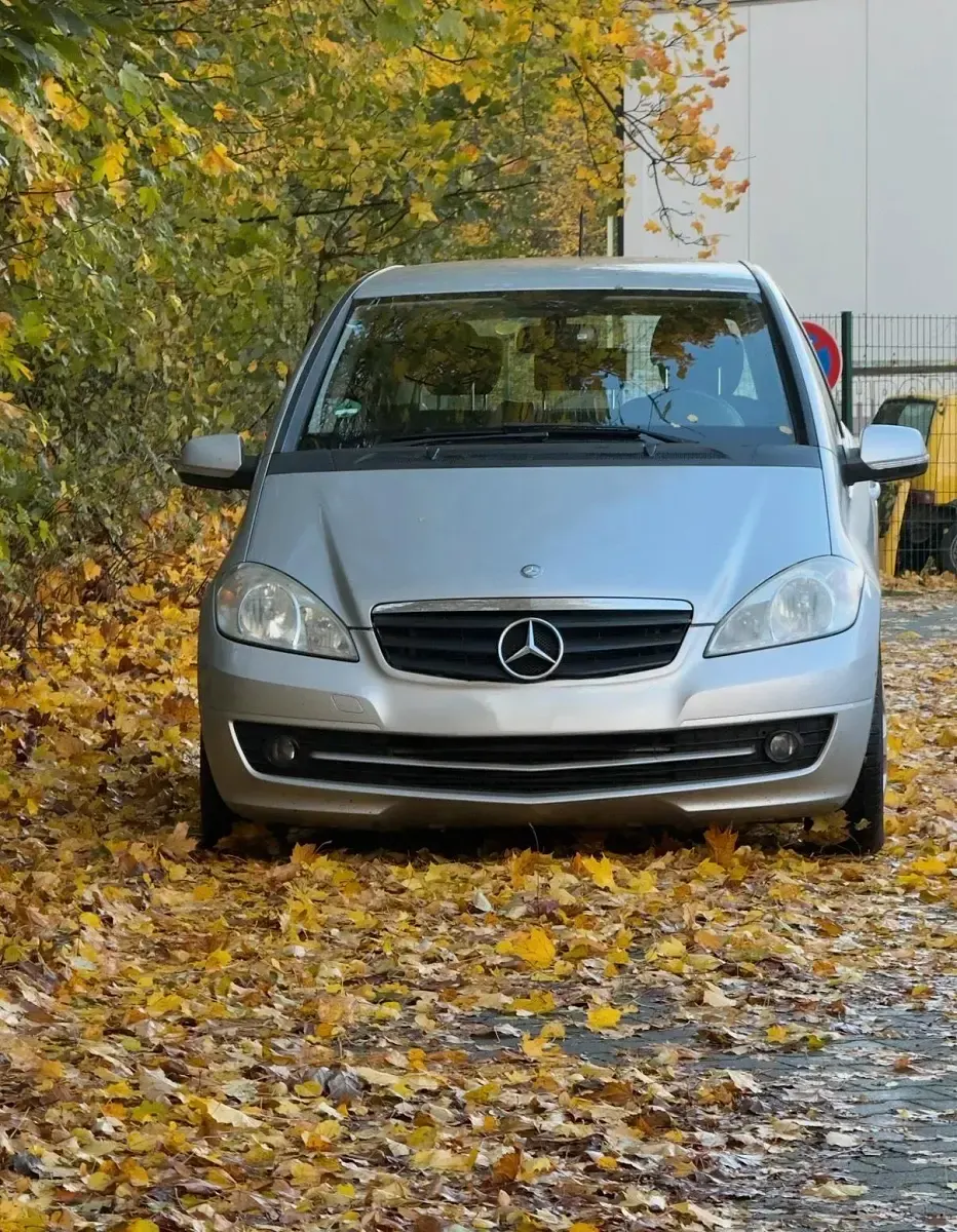 Gebraucht Mercedes A180 109 PS (80 kW) 2025 Grau Limousine