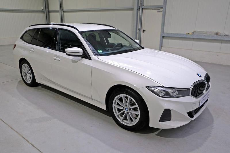 Weiß Gebraucht 2024 BMW 320 Shadowline Kombi | 28.990 € (Superpreis) - Bild 1/4
