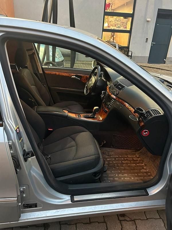 Gebraucht Mercedes E220 150 PS (110 kW) 2002 Silber Limousine