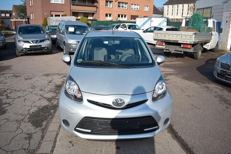 Gebraucht Toyota Aygo Cool 68 PS (50 kW) 2014 Silber Kleinwagen