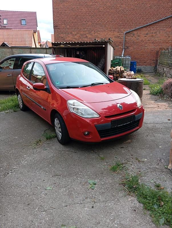 Rot Gebraucht 2011 Renault Clio II Kleinwagen | 3.350 € - Bild 1/4