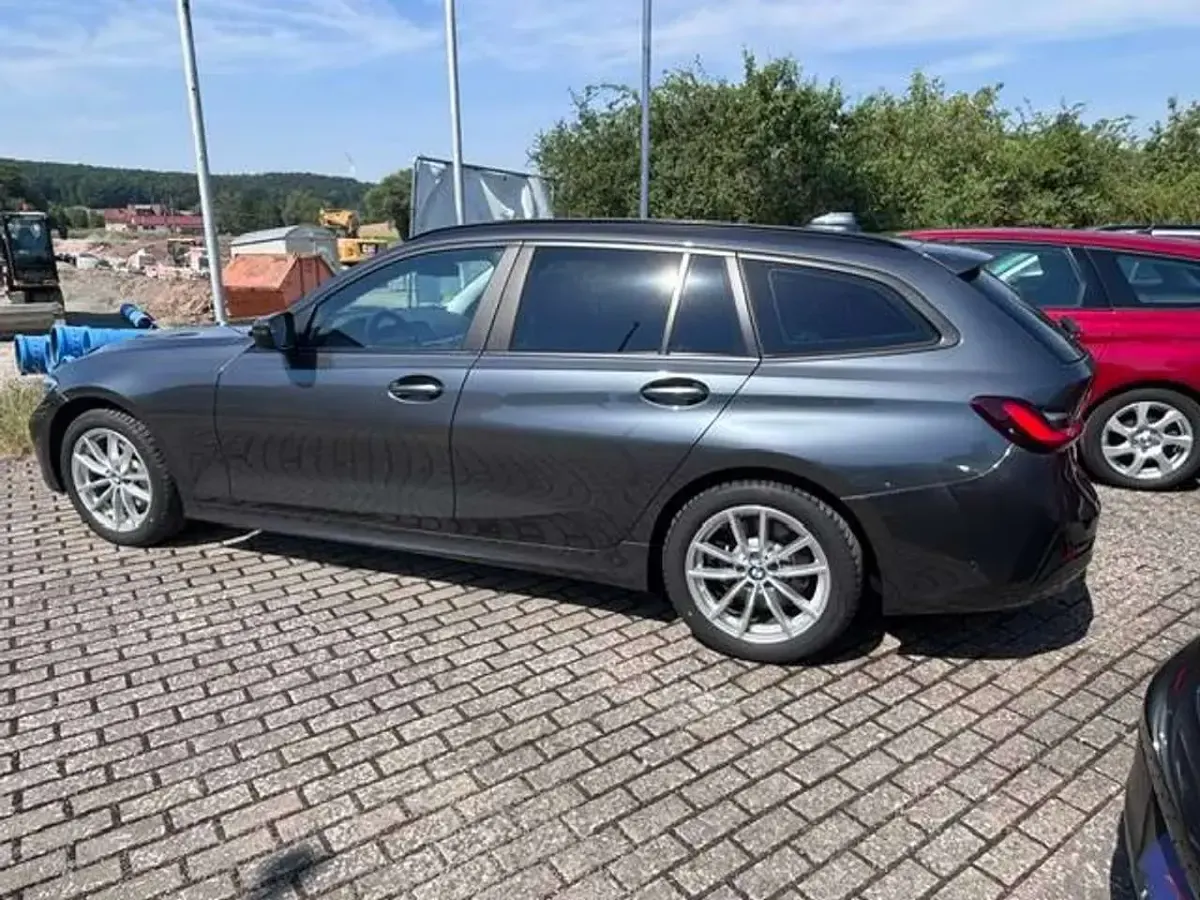 Gebraucht BMW 330 Advantage 286 PS (210 kW) 2022 Mineralgrau metallic Kombi