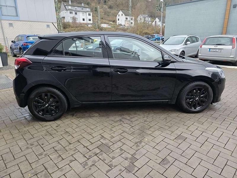 Gebraucht Hyundai i20 Style 101 PS (74 kW) 2016 Schwarz Kleinwagen