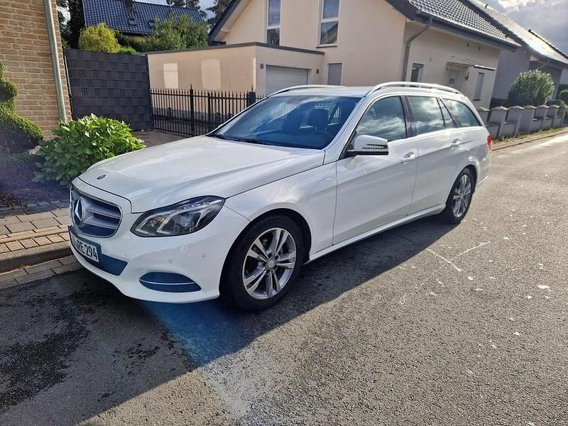 Weiß Gebraucht 2013 Mercedes E220 Avantgarde Limousine | 11.750 € (Fairer Preis) - Bild 1/4