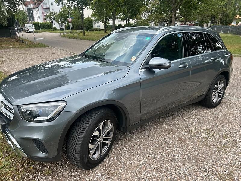 Grau Gebraucht 2019 Mercedes GLC200 SUV | 25.800 € (Guter Preis) - Bild 1/4