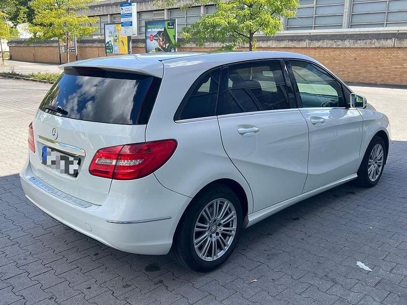 Gebraucht Mercedes B180 109 PS (80 kW) 2014 Calcitweiss  unilack Van / Kleinbus