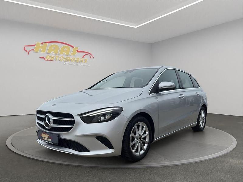 Silber Gebraucht 2022 Mercedes B180 Van / Kleinbus | 24.900 € (Guter Preis) - Bild 1/4