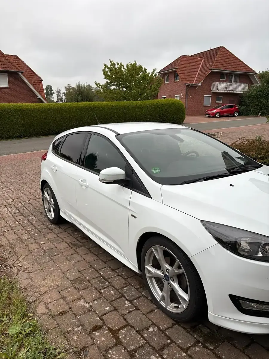 Gebraucht Ford Focus ST-Line 125 PS (91 kW) 2018 Weiß Limousine