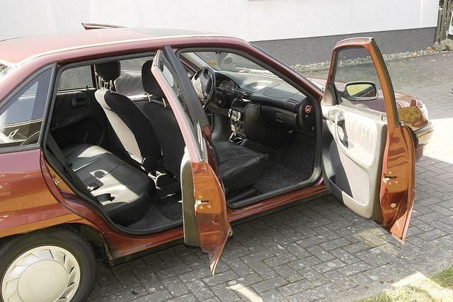 Gebraucht Opel Astra 75 PS (55 kW) 1992 Rot Limousine