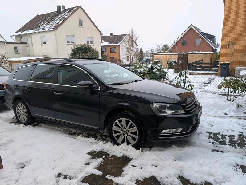 Schwarz Gebraucht 2012 VW Passat Kombi | 2.600 € (Superpreis) - Bild 1/4