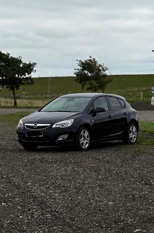 Schwarz Gebraucht 2011 Opel Astra Kleinwagen | 5.100 € (Fairer Preis) - Bild 1/4