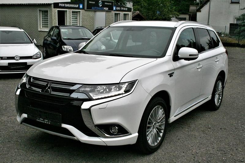 Second-hand Mitsubishi Outlander P-HEV Plus 203 CP (149 kW) 2017 Alb SUV