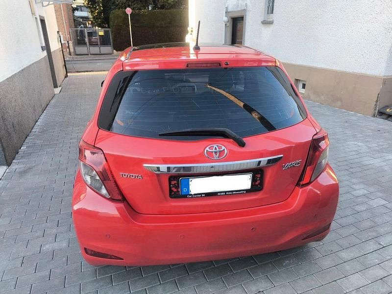 Gebraucht Toyota Yaris 90 PS (66 kW) 2011 Rot Kleinwagen