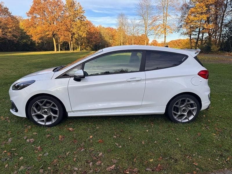 Weiß Gebraucht 2018 Ford Fiesta ST Kleinwagen | 12.950 € (Guter Preis) - Bild 1/4