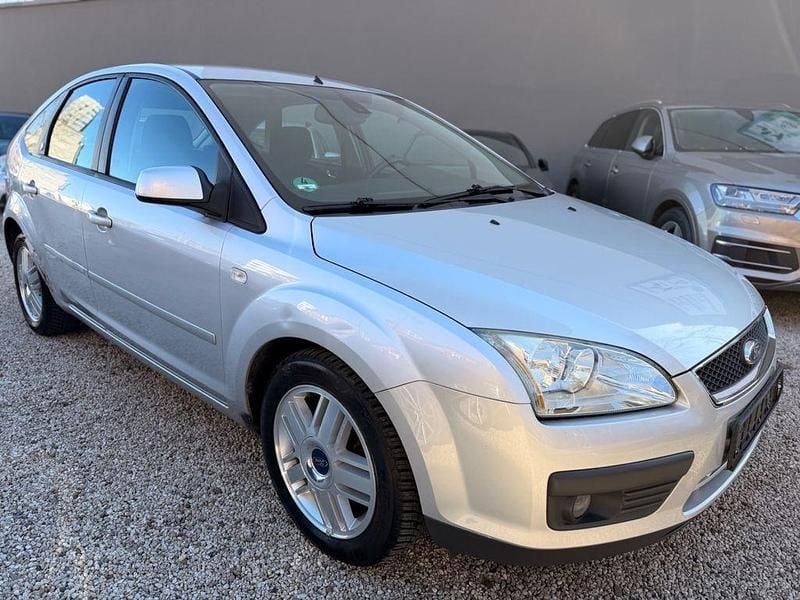 Gebraucht Ford Focus Ghia 101 PS (74 kW) 2005 Silber Limousine