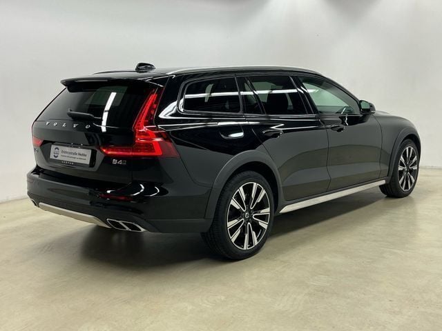 Gebraucht Volvo V60 CC Pro 197 PS (144 kW) 2021 Black stone Kombi