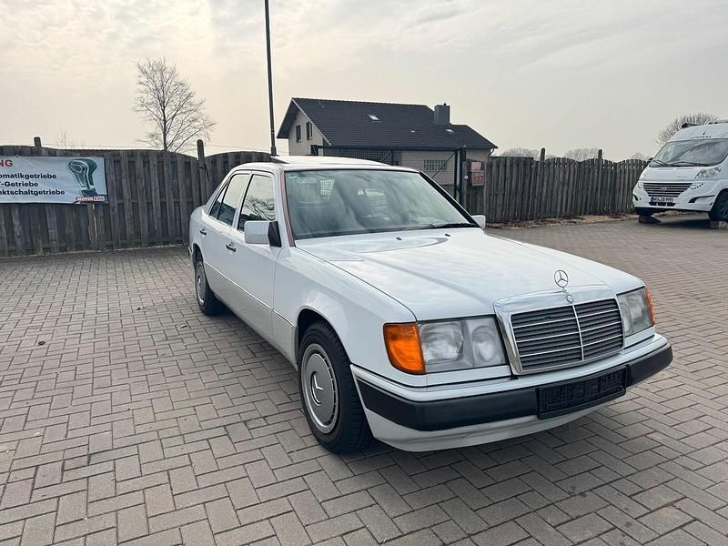 Gebraucht Mercedes E230 136 PS (100 kW) 1990 Weiß Limousine