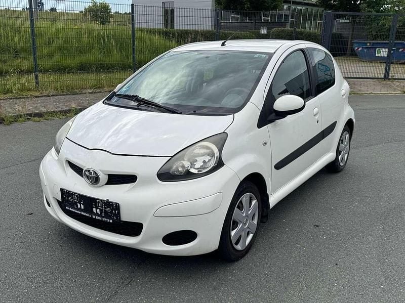 Weiß Gebraucht 2010 Toyota Aygo Kleinwagen | 1.799 € (Fairer Preis) - Bild 1/4