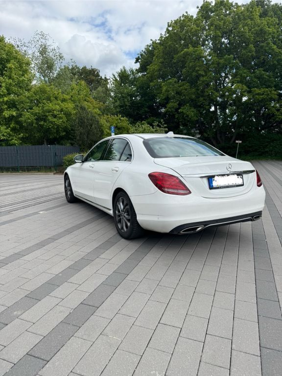 Weiß Gebraucht 2017 Mercedes C220 Avantgarde Limousine | 13.000 € - Bild 1/4