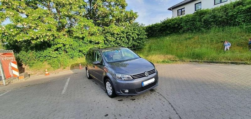 Grau Gebraucht 2010 VW Touran Comfortline Van / Kleinbus | 9.300 € (Teuer) - Bild 1/4