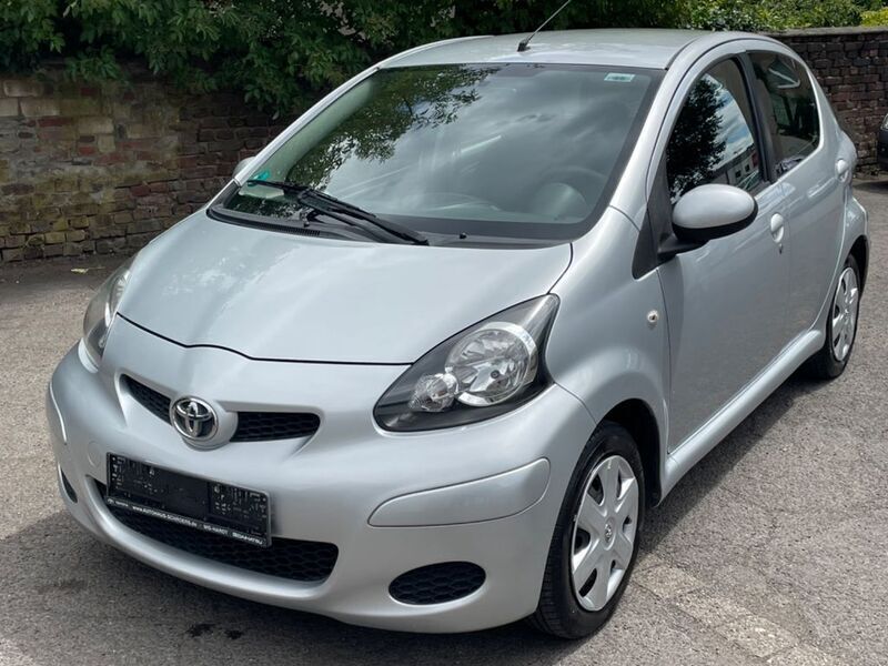 Silber Gebraucht 2012 Toyota Aygo Kleinwagen | 6.750 € (Fairer Preis) - Bild 1/4