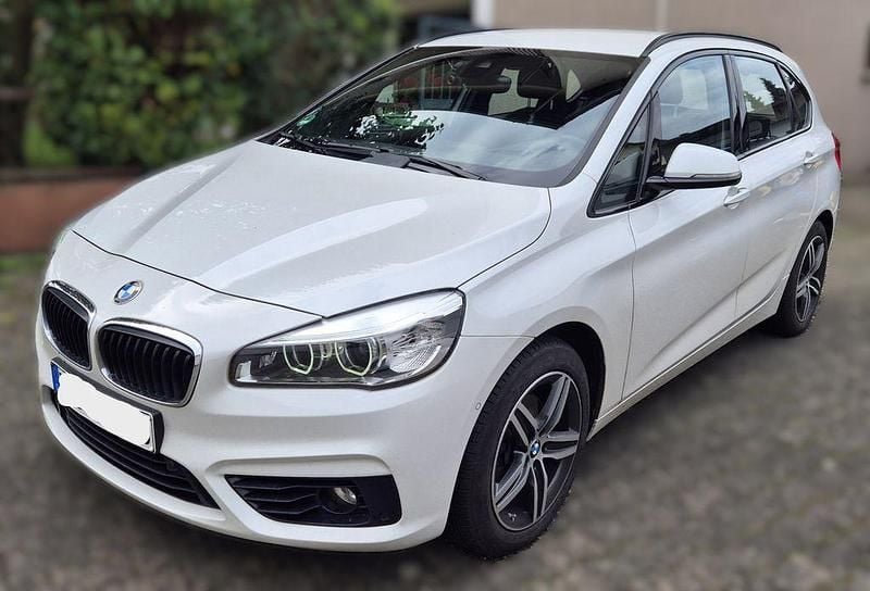Weiß Gebraucht 2017 BMW 218 Active Tourer Sport Line Van / Kleinbus | 10.500 € (Guter Preis) - Bild 1/4