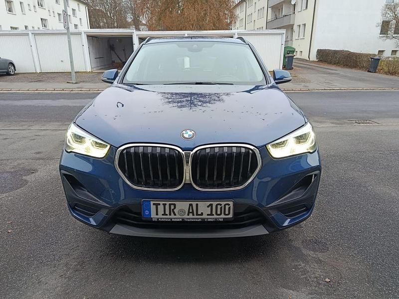 Blau Gebraucht 2020 BMW X1 Sport Line SUV | 19.450 € (Superpreis) - Bild 1/4