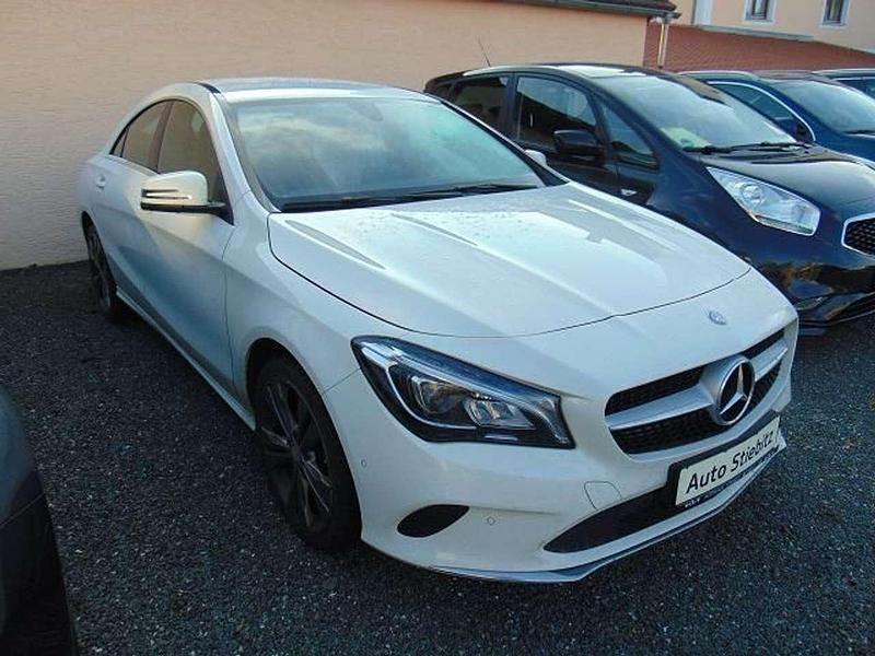 Gebraucht Mercedes CLA180 122 PS (89 kW) 2016 Calcitweiss  unilack Limousine