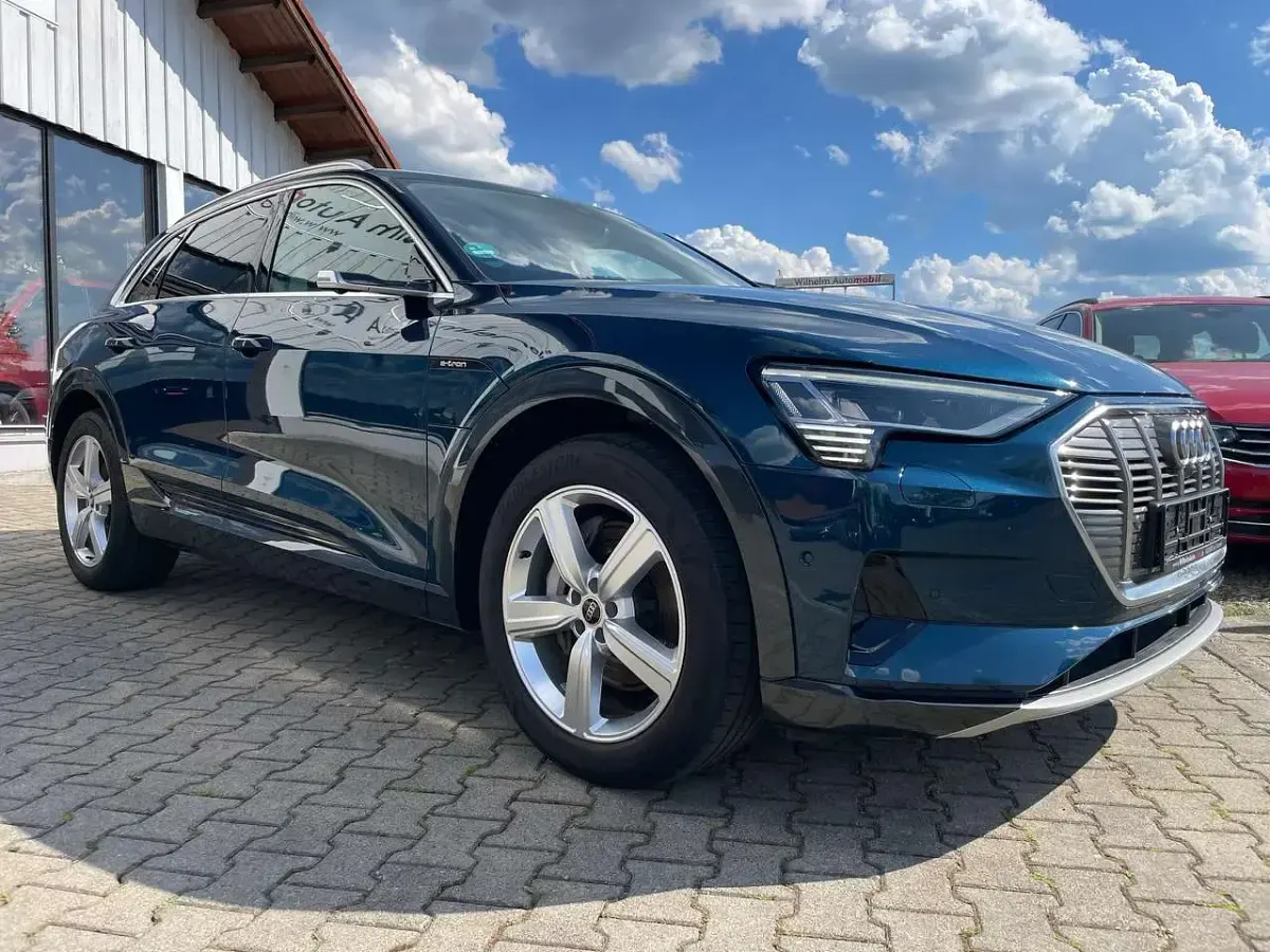 Gebraucht Audi e-tron 230 kW (313 PS) 2022 Galaxisblau metallic SUV