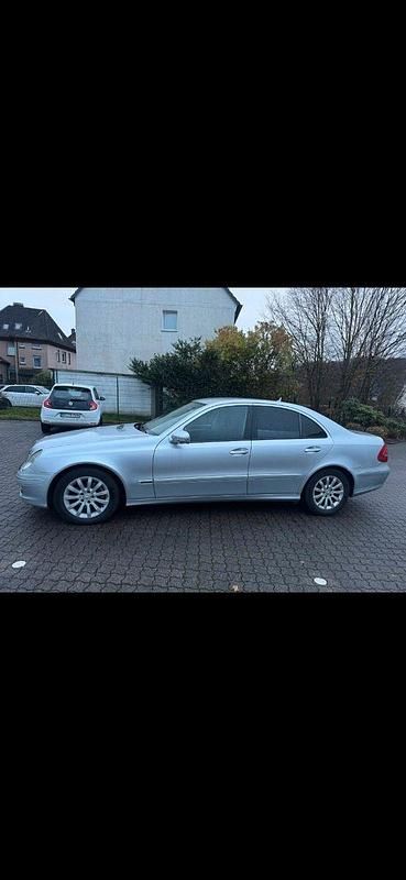 Gebraucht Mercedes E200 Elegance 184 PS (135 kW) 2007 Silber Limousine