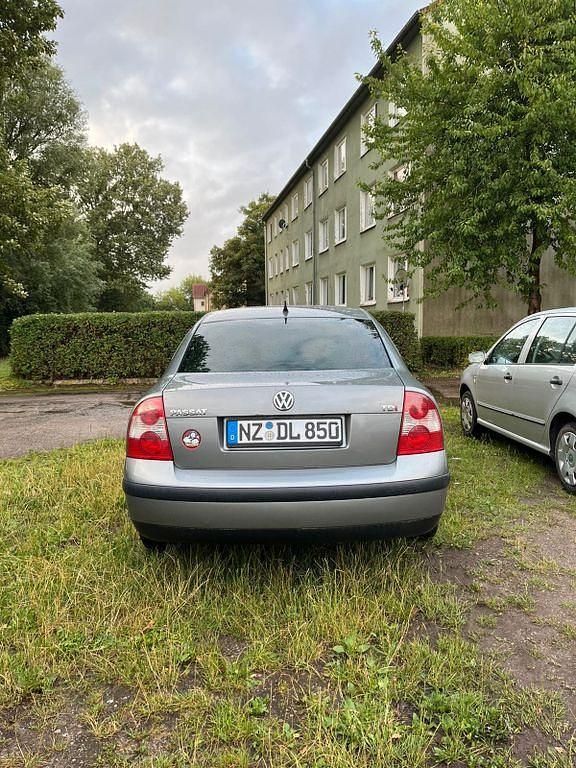 Grau Gebraucht 2004 VW Passat Limousine | 2.200 € (Guter Preis) - Bild 1/4