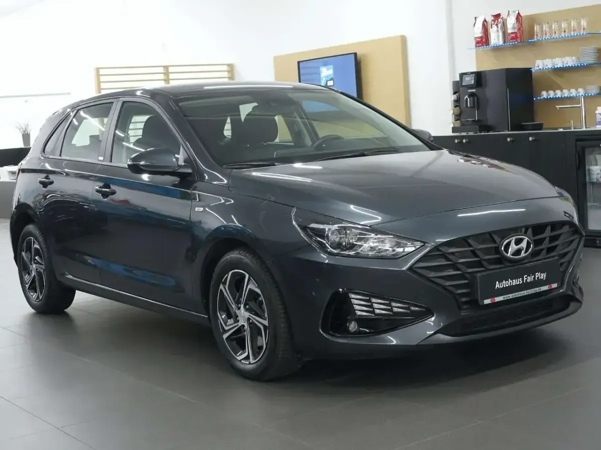 Gebraucht Hyundai i30 Select 120 PS (88 kW) 2020 Dark knight / mic Limousine