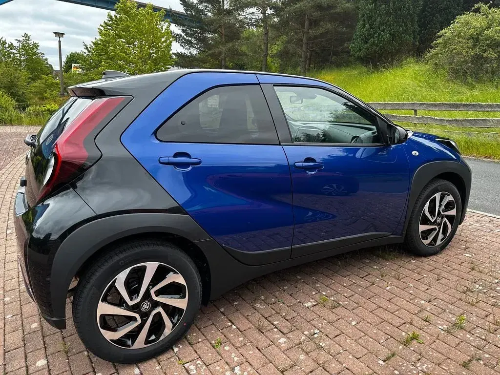 Neu Toyota Aygo X 72 PS (52 kW) 2025 Blau SUV