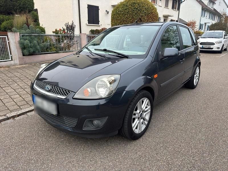 Grau Gebraucht 2009 Ford Fiesta Kleinwagen | 2.900 € - Bild 1/4