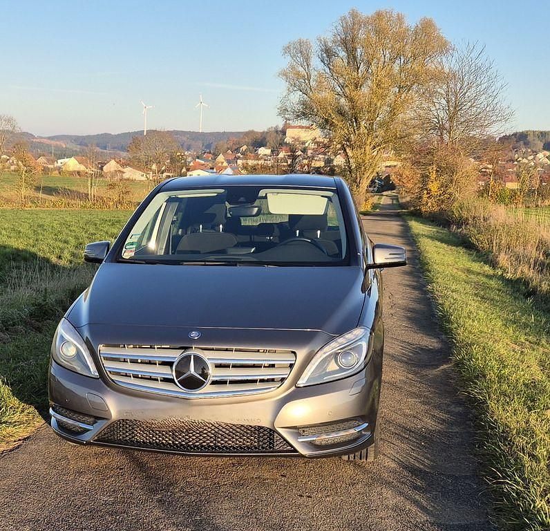 Grau Gebraucht 2013 Mercedes B200 Van / Kleinbus | 14.500 € (Fairer Preis) - Bild 1/4