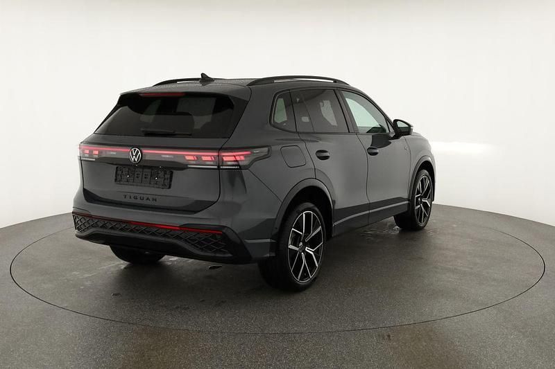 Gebraucht VW Tiguan R-line 193 PS (141 kW) 2025 Delfingrau metallic SUV