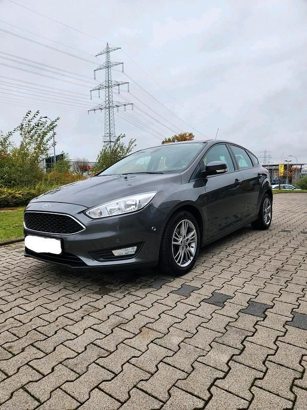 Grau Gebraucht 2015 Ford Focus Limousine | 5.200 € (Fairer Preis) - Bild 1/4