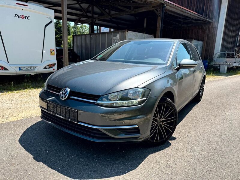 Grau Gebraucht 2017 VW Golf VII Comfortline Limousine | 12.950 € (Fairer Preis) - Bild 1/4