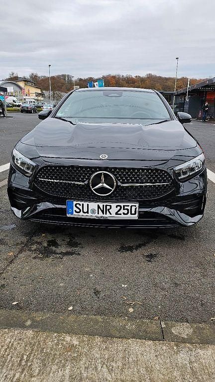 Schwarz Gebraucht 2024 Mercedes A250 AMG line Limousine | 36.500 € (Fairer Preis) - Bild 1/4
