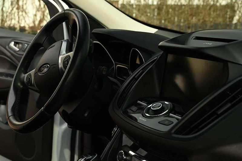 Gebraucht Ford Kuga Individual 179 PS (131 kW) 2016 Weiß SUV