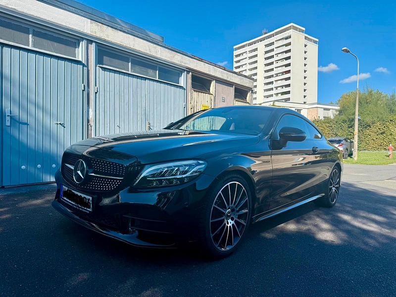 Schwarz Gebraucht 2019 Mercedes C200 AMG line Coupé | 26.500 € - Bild 1/4