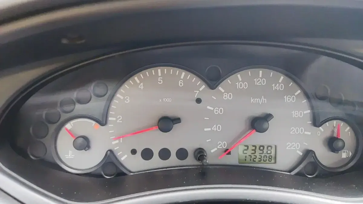 Używany Ford Focus Trend 101 KM (74 kW) 1999 Srebrny Sedan/Limuzyna