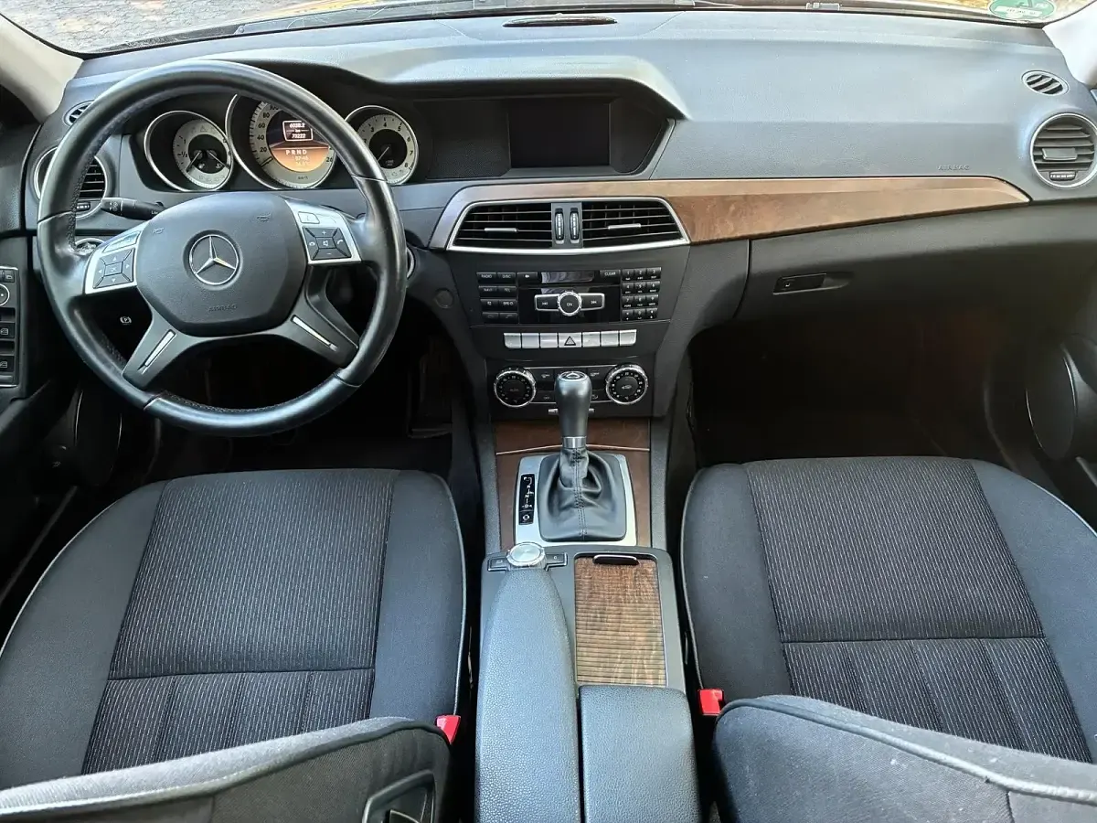 Gebraucht Mercedes C180 156 PS (114 kW) 2012 Silber Limousine