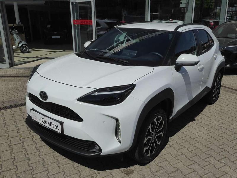 Schneeweiß Gebraucht 2024 Toyota Yaris Cross Team SUV | 30.290 € (Fairer Preis) - Bild 1/4