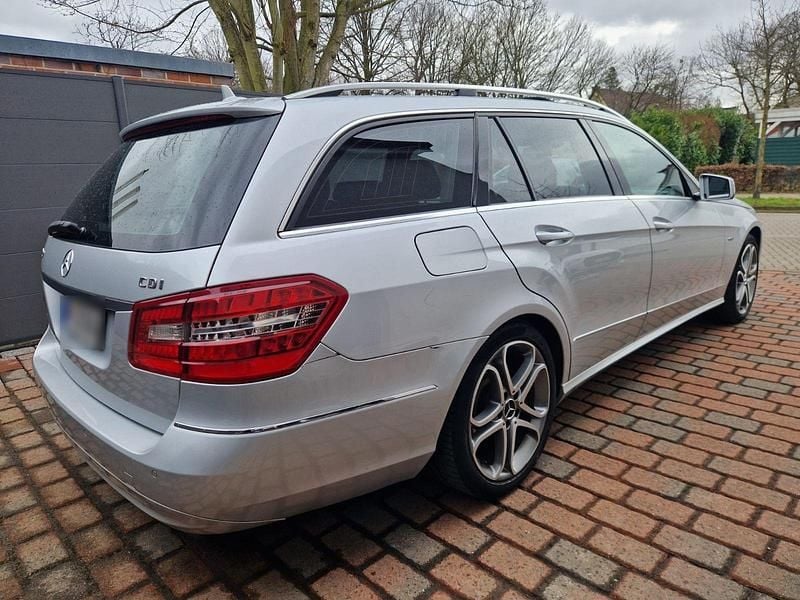 Gebraucht Mercedes E220 170 PS (125 kW) 2011 Silber Kombi