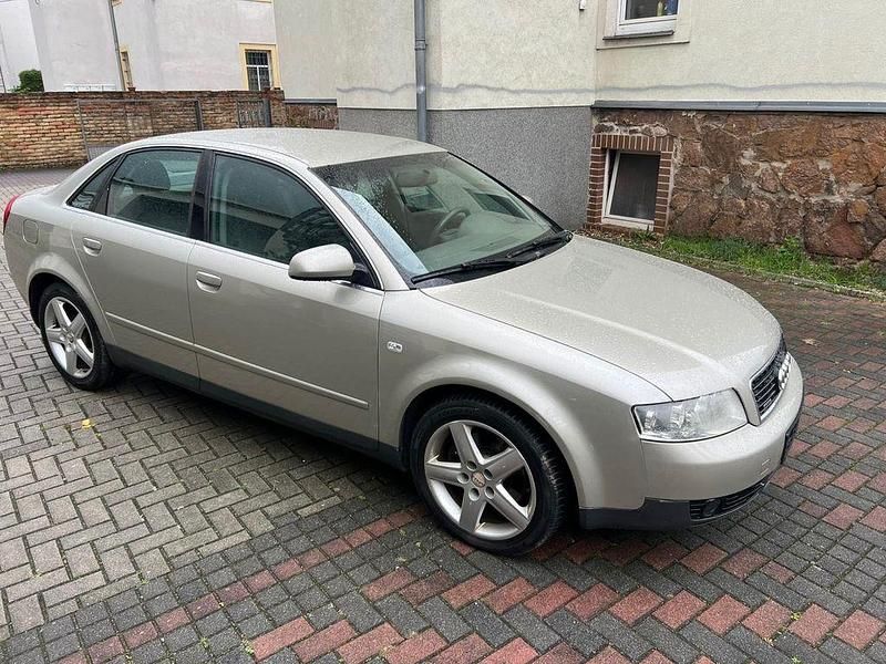 Grau Gebraucht 2001 Audi A4 Limousine | 2.999 € (Etwas zu teuer) - Bild 1/4